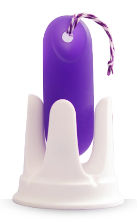 Primer plano del trackleCatch morado en su soporte blanco.