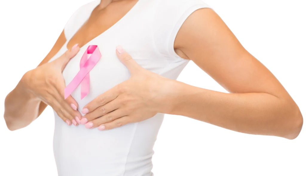 Postura de la mano para la autoexploración mamaria con el símbolo del lazo rosa sobre una camiseta blanca.