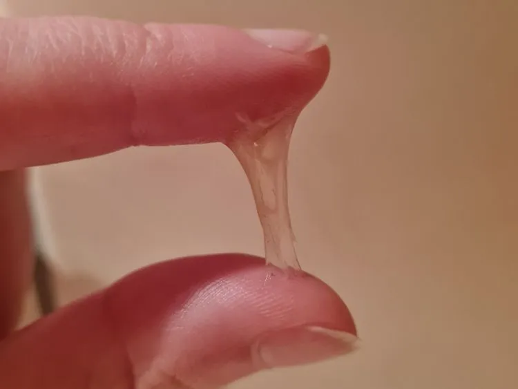 Mucosidad cervical transparente y elástica durante los días fértiles