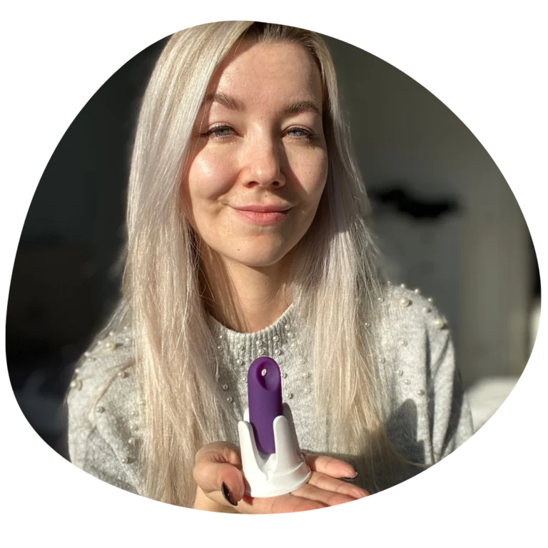 Una fotografía de retrato recortada en forma circular de Miriam Augustin. Es experta en ciclos menstruales y directora de marketing de trackle GmbH. Tiene el pelo largo y rubio y sonríe amablemente. La fotografía pone de relieve la competencia profesional del equipo de trackle.