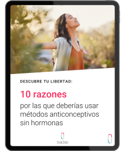 Un tablet mostrando la portada de una guía digital en español titulada 'Descubre tu libertad: 10 razones por las que deberías usar métodos anticonceptivos sin hormonas', ilustrada con la fotografía de una mujer feliz con los brazos abiertos disfrutando de la naturaleza.